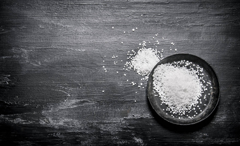 在那个旧的平底锅上粗盐废弃的老盐平底锅房子在 secovlje 盐田在