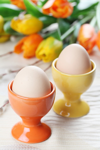 鸡蛋在橙色和黄色 eggcups