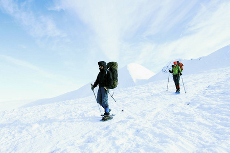 带着背包和帐篷冬季登山活动图片