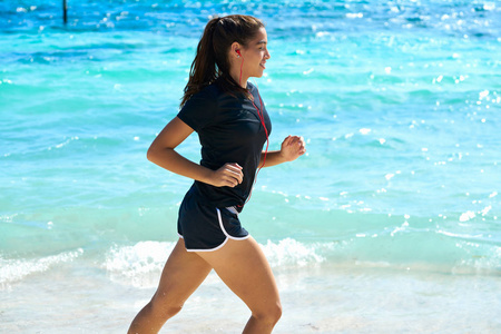 在加勒比海岸海滩奔跑的拉丁女孩