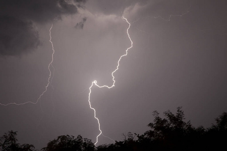巨大的叉闪电和雷声在夏季特大风暴照片