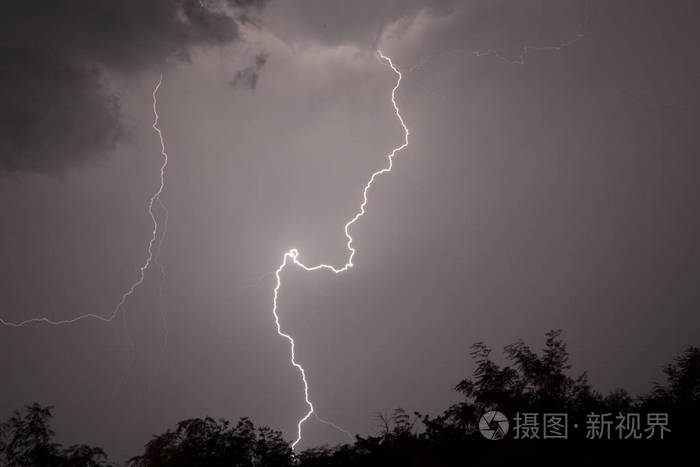 巨大的叉闪电和雷声在夏季特大风暴