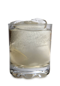 玻璃罐威士忌和冰白色背景上