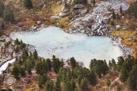 Kuiguk 湖。阿尔泰山秋季景观