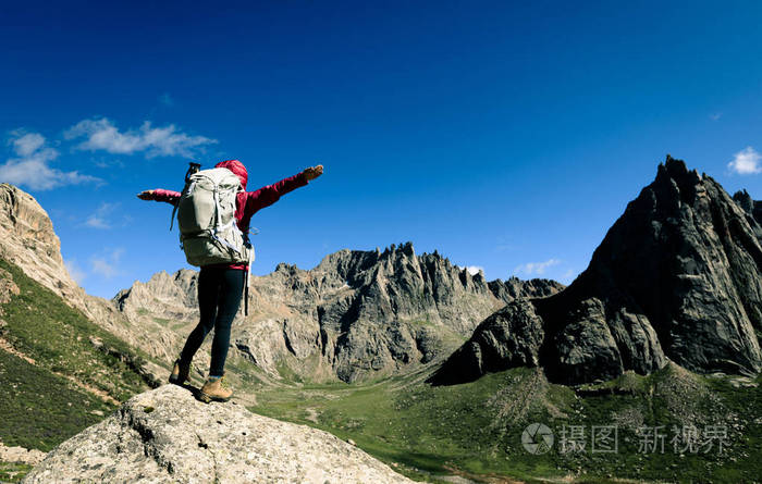 高海拔山顶背包徒步旅行的妇女