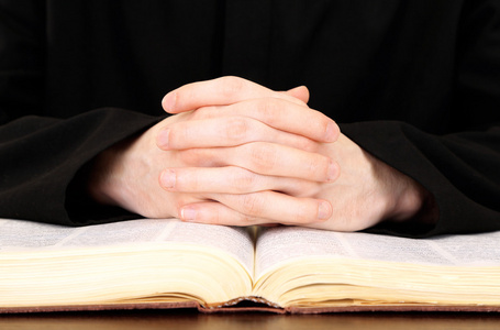 牧师读圣经图片