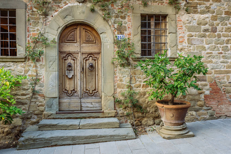 木门在一个中世纪的村庄的起源。Volpaia, 托斯卡纳, 意大利