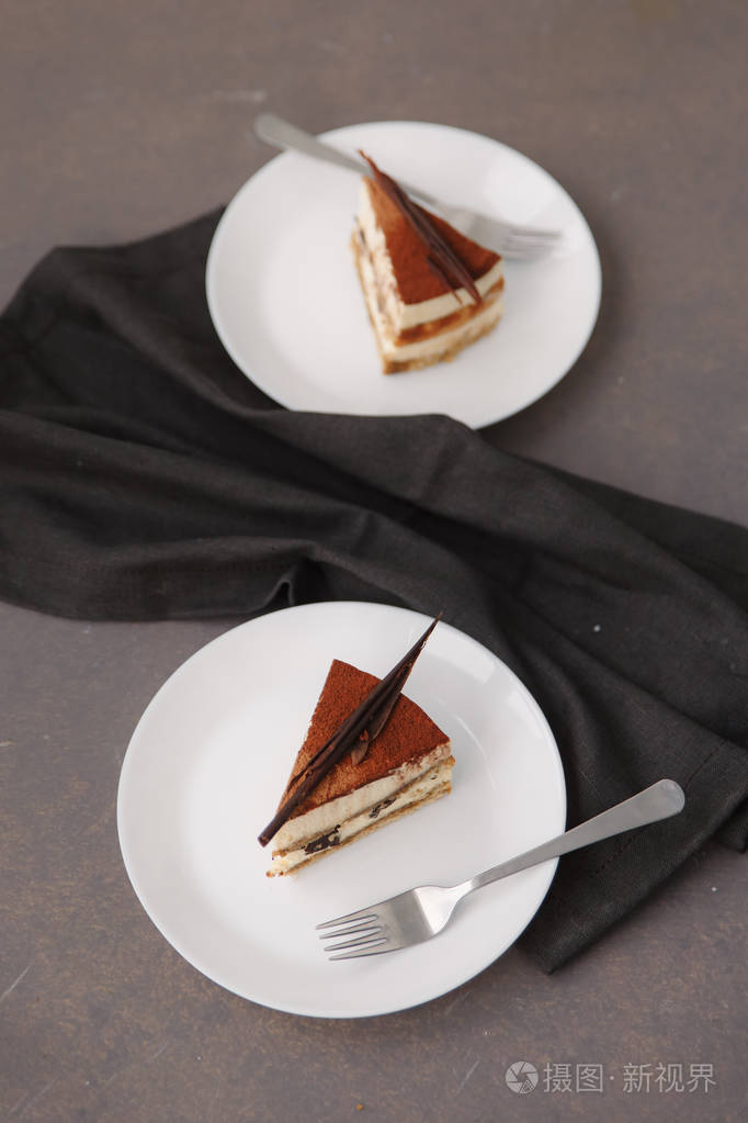 白色盘子叉子和餐巾两个生日蛋糕的组合