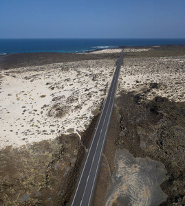 沿海公路的鸟瞰图, 穿过 Mojn 的海滩和海湾, 以及螺旋形的。奥尔索拉, 兰萨罗特岛, 加那利群岛, 西班牙, 非洲