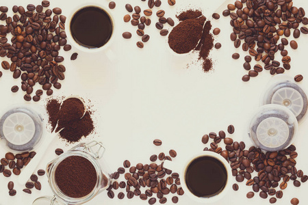 背景配有各式咖啡 在白色背景上的咖啡杯豆粉和胶囊。复制空间。顶部视图。平躺