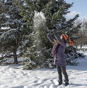 女孩抛一些雪空气中