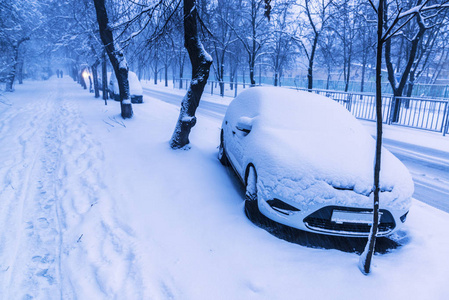 大雪中停放的汽车被积雪覆盖