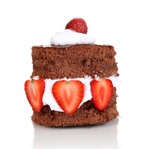 孤立在白色草莓与巧克力蛋糕