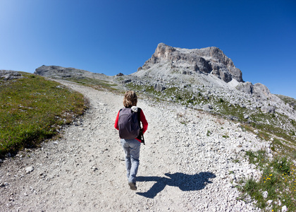 年轻的徒步旅行者在山间小路上行走的