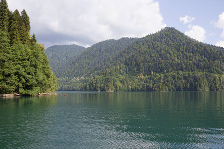 位于北部的阿布哈兹湖 ritsa 是一个湖在高加索山脉