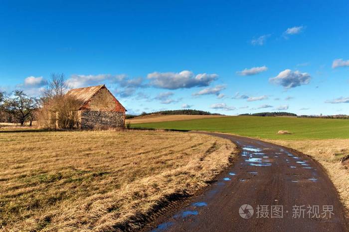 农村泥泞的道路。捷克乡村的风景。农场里的阳光明媚的一天