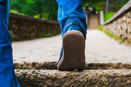 爬起来的人的脚步照片