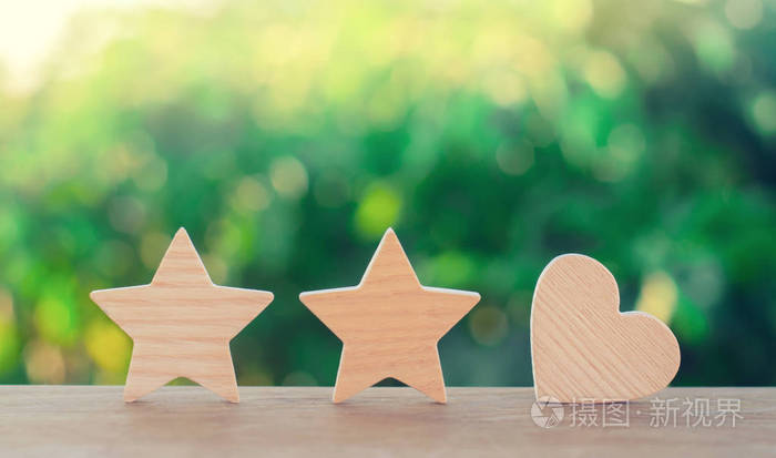 两颗星和心在绿色的散景背景.三星级, 编辑办公室和买家的选择.