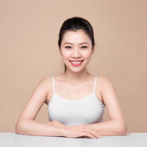 年轻漂亮的亚洲女人的画像.青年和皮肤护理概念照片