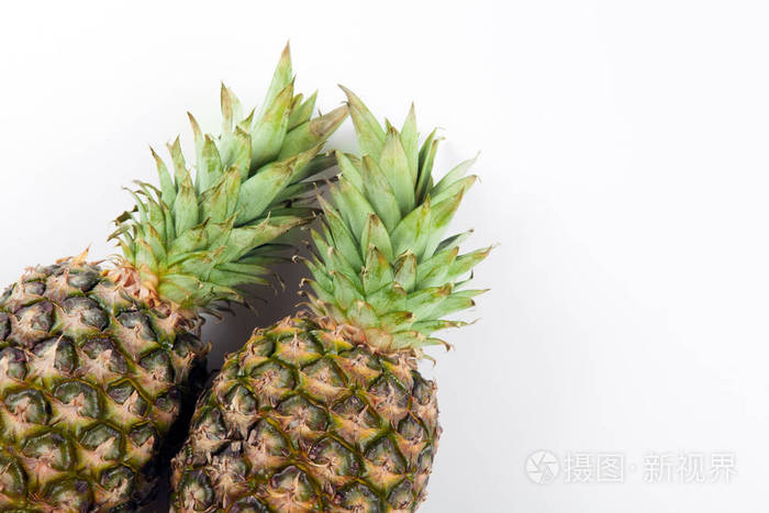 白色背景上的两个大菠萝