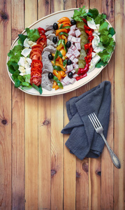 美国菜的一个受欢迎的菜科布沙拉, 包括绿色, 鸡蛋, 西红柿, 奶酪, 肉类产品, 堆积在一个广泛的盘子和浇酱