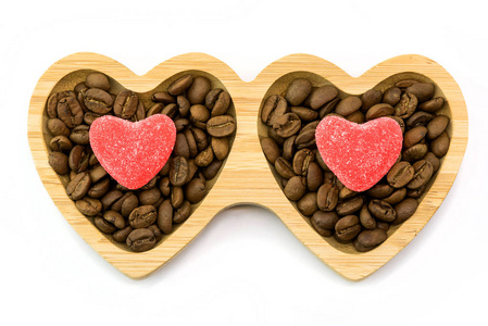 St. 情人节和咖啡豆的心糖木盘子, 顶部视图
