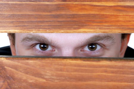 男人眼睛看通过洞木桌图片