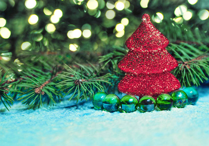 在蓝色背景下的雪上圣诞树玩具的照片