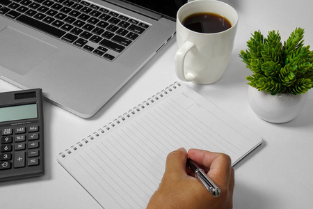 空间稀疏学习手拿着钢笔, 在笔记本上写字.文本复制空间照片