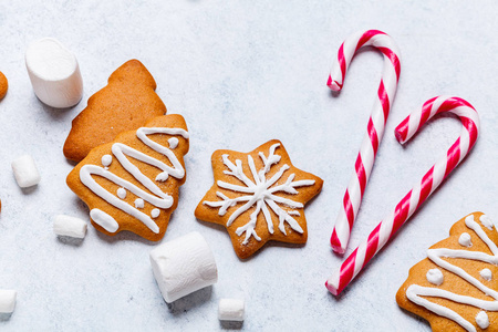 圣诞饼干在一个白色的木箱与热巧克力和 marshmelow, 在一个轻背景。平躺