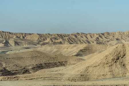以色列死海附近的犹太沙漠景观