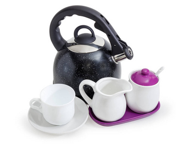 现代黑色不锈钢炉灶壶, 带蒸汽哨子内置在壶嘴和空杯上的飞碟, 糖碗, 在白色背景的奶精