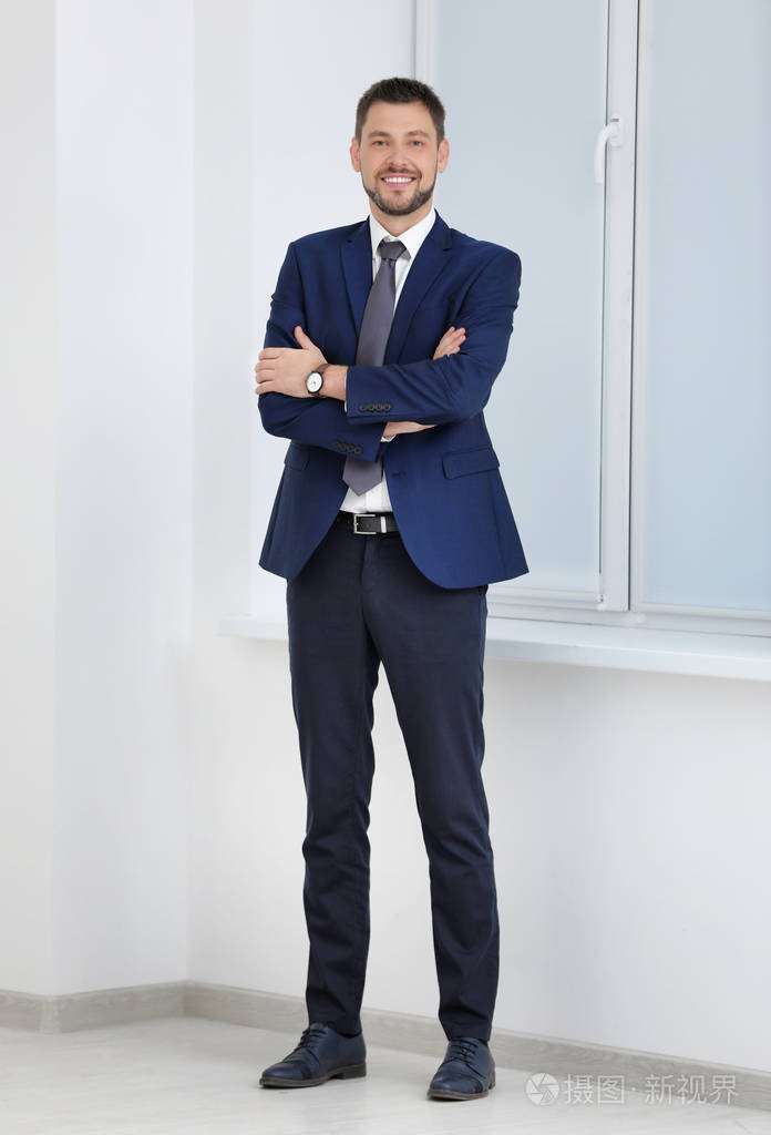 年轻男性公证员在办公室穿戴室内