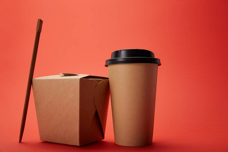 近观面条盒, 纸杯咖啡用筷子的红色, 简约的概念