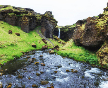 冰岛山脉和瀑布的梦幻风光图片