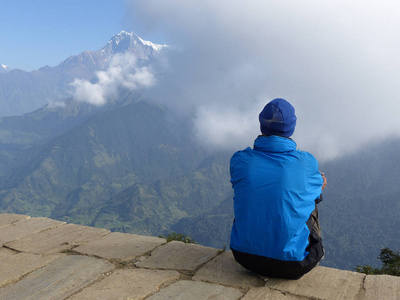 徒步旅行者望着山上的潘山, 道拉吉里山脉, 尼泊尔