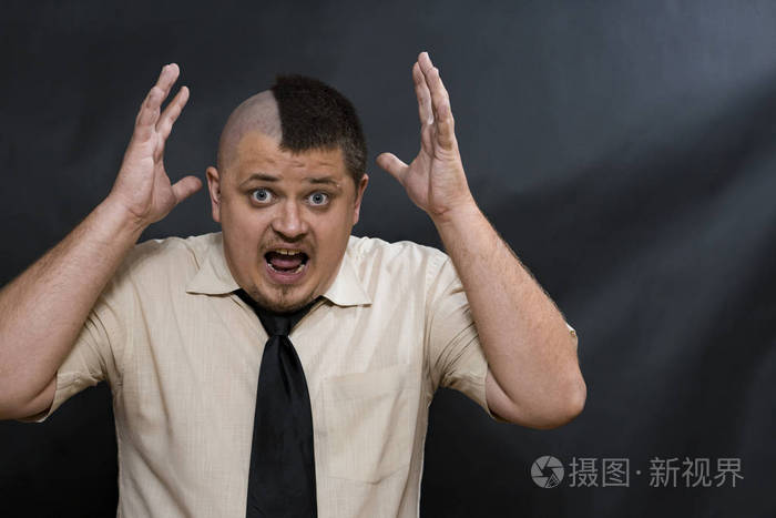 朋克愤怒的喊了一些东西.白色衬衫和深色领带.表情是灰色和愤慨的.