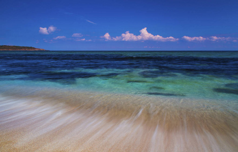 美丽的夏天风景与海浪在海滩上