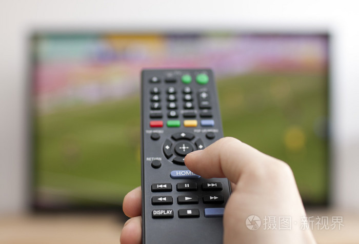 按下遥控器的手