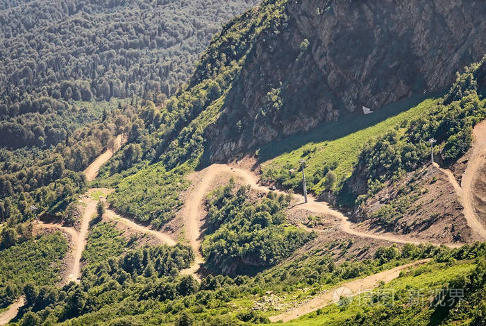山风景: 陡峭的山,覆盖着森林,形成一个深的峡谷,蜿蜒的山路陡峭的