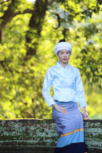 与传统的泰国服饰，在泰国的泰国年轻女子的画像