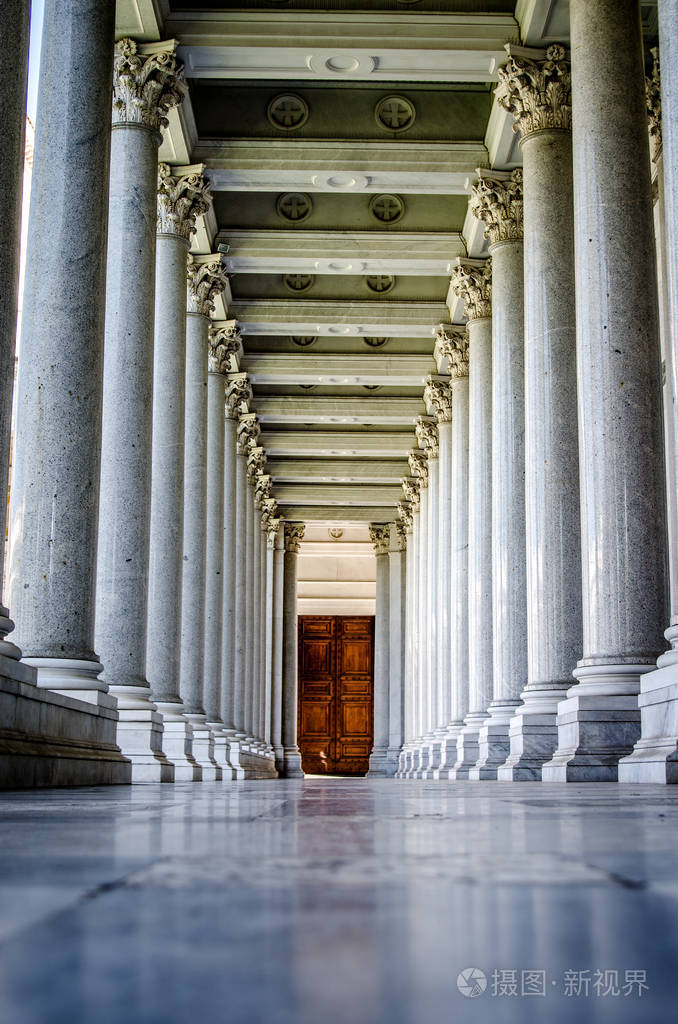 在圣保罗大教堂的走廊里有高高的柱子罗马意大利