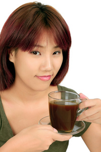 孤立年轻亚裔女子带一杯咖啡