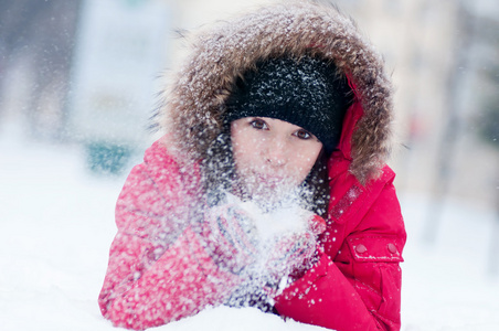 快乐的年轻女人戏剧与雪