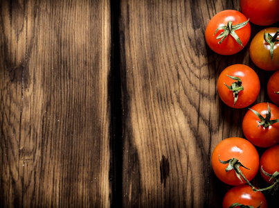 新鲜的红番茄。木制的背景