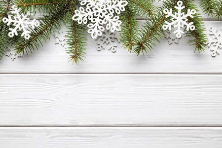 圣诞背景白 woode 的云杉树和雪花