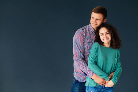 纯的关系男人拥抱他的女朋友从背后的纯背景照片