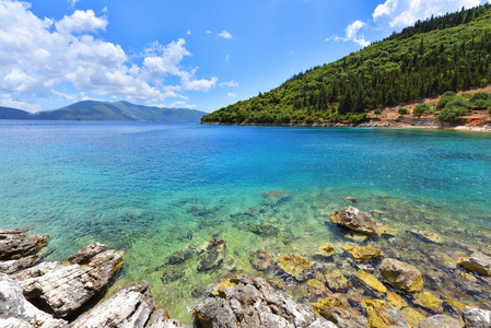 美丽的地中海风景与蓝色海在希腊