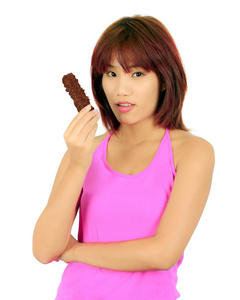 孤立年轻亚裔女子带巧克力棒