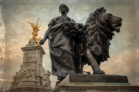 维多利亚女王纪念馆周围有青铜雕像的老照片
